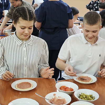 В школе № 67 прошёл увлекательный мастер-класс по приготовлению пиццы!