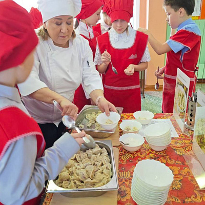 Мастер-класс по лепке пельменей в школе №35.