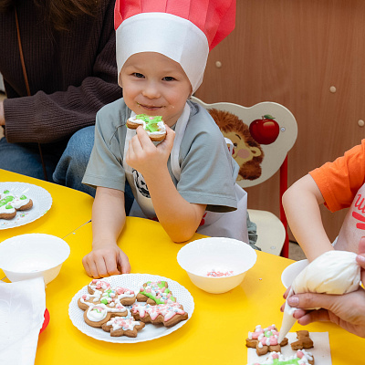 В детском саду №129/1 в младшей группе «Звёздочки» прошёл настоящий волшебный мастер-класс по росписи новогодних пряников