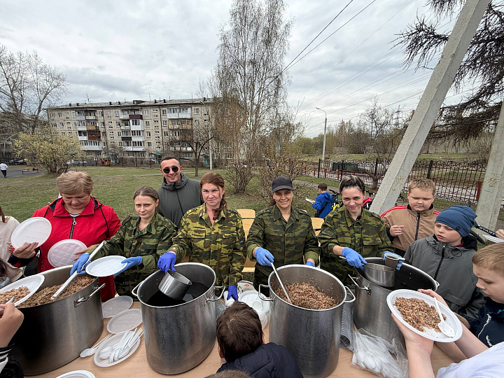 В МБОУ СОШ №5 на празднике «Дорогами Победы» одной из самых любимых площадок стала полевая кухня.