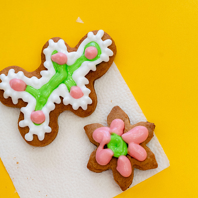 В детском саду №129/1 в младшей группе «Звёздочки» прошёл настоящий волшебный мастер-класс по росписи новогодних пряников