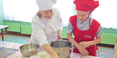 Мастер-класс по лепке пельменей в школе №35.