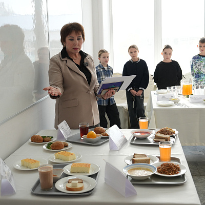 Дегустацию нового школьного меню провели для родителей и учеников в Иркутске.