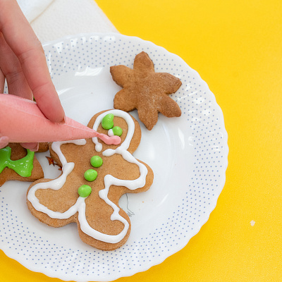 В детском саду №129/1 в младшей группе «Звёздочки» прошёл настоящий волшебный мастер-класс по росписи новогодних пряников