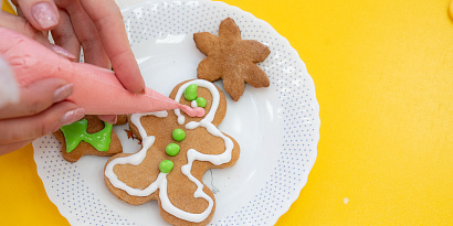 В детском саду №129/1 в младшей группе «Звёздочки» прошёл настоящий волшебный мастер-класс по росписи новогодних пряников