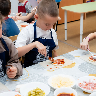 В детском саду №129/1 прошёл увлекательный мастер-класс по приготовлению пиццы 