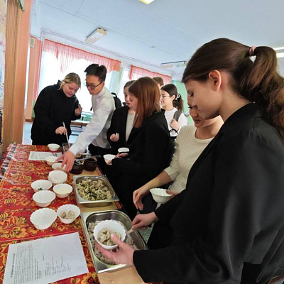 Мастер-класс по лепке пельменей в школе №35.