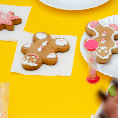 В детском саду №129/1 в младшей группе «Звёздочки» прошёл настоящий волшебный мастер-класс по росписи новогодних пряников