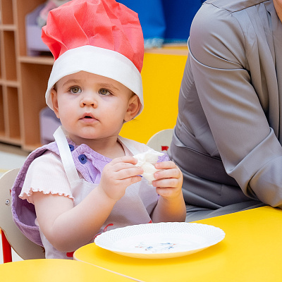 В детском саду №129/1 в младшей группе «Звёздочки» прошёл настоящий волшебный мастер-класс по росписи новогодних пряников