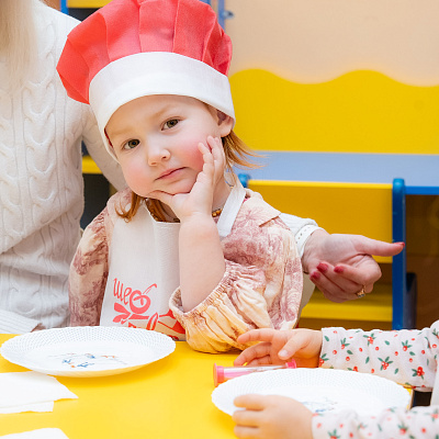 В детском саду №129/1 в младшей группе «Звёздочки» прошёл настоящий волшебный мастер-класс по росписи новогодних пряников