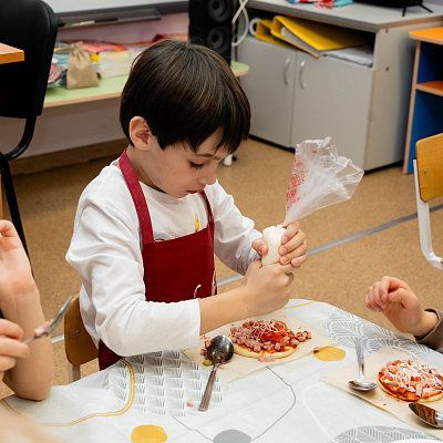 В детском саду №129/1 прошёл увлекательный мастер-класс по приготовлению пиццы 