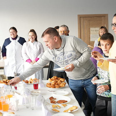 Дегустацию нового школьного меню провели для родителей и учеников в Иркутске.
