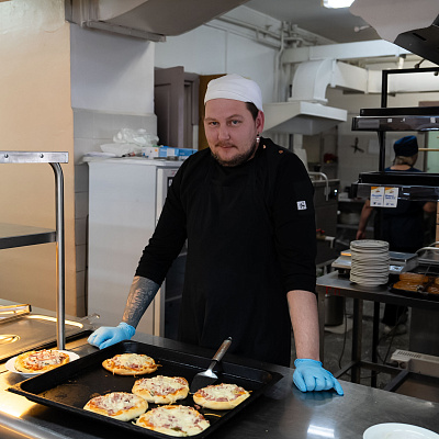 В школе № 67 прошёл увлекательный мастер-класс по приготовлению пиццы!