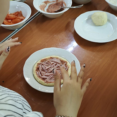 В школе № 67 прошёл увлекательный мастер-класс по приготовлению пиццы!